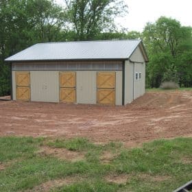 Horse barn with rubber horse stall mats